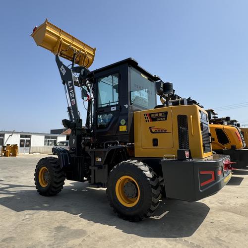 小型裝載機 農業與建筑的可靠伙伴——解析農用抓木機與多工功能柴油四驅鏟車